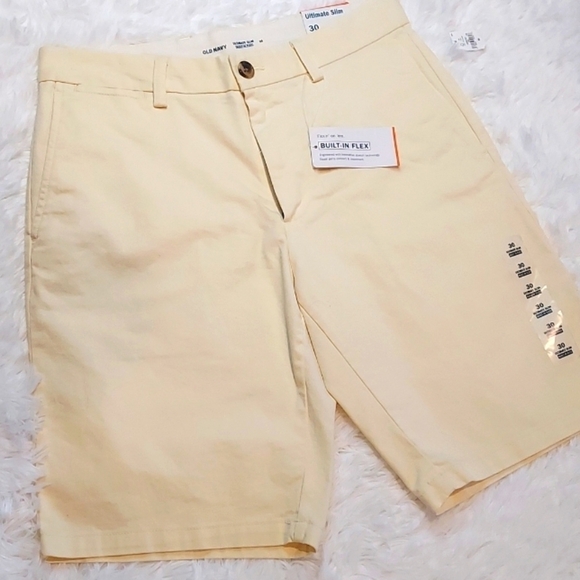 OLD Navy ultimate slim built in flex shorts yellow size 30 waist - Picture 1 of 6